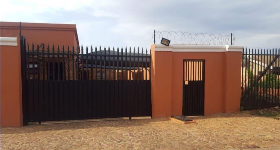 8 Bedroom House for sale in Lenasia Ext 10 P24114311619