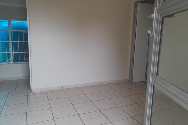 Flat available immediately!

2 bedrooms
1 bathroom
Kitchen
Lounge

Water included in rental amount
Own pre-paid ...