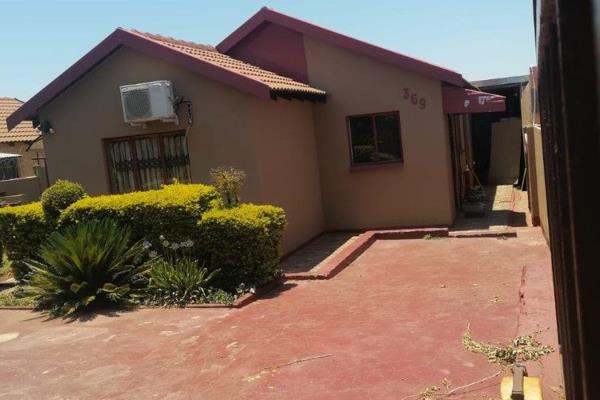 3 bedroom house for sale in lotus gardens jalapen

The property consist of the following

3 bedroom
2 bathroom
Kitchen
Lounge
Two boys ...