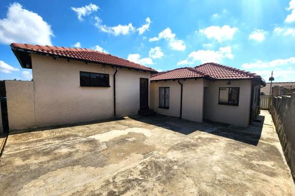 House For Sale In Klipfontein View, Mildrand.

 This property is situated in a nice party of Midrand close to all necessary amenities ...