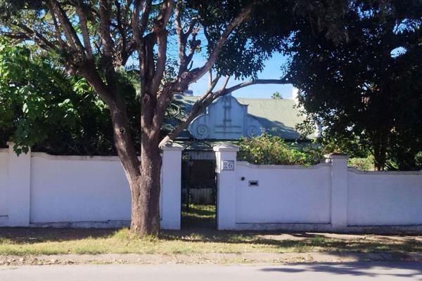 Located in a sought-after area, this classic Cape Dutch homestead has the added advantage of a fully contained, separate flat. 
It ...