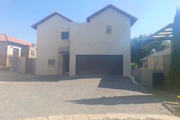 Modern, upgraded 3 bedroom, 2 bathroom house for rent in a safe and secure Estate.  
This spacious place has an open plan kitchen ...
