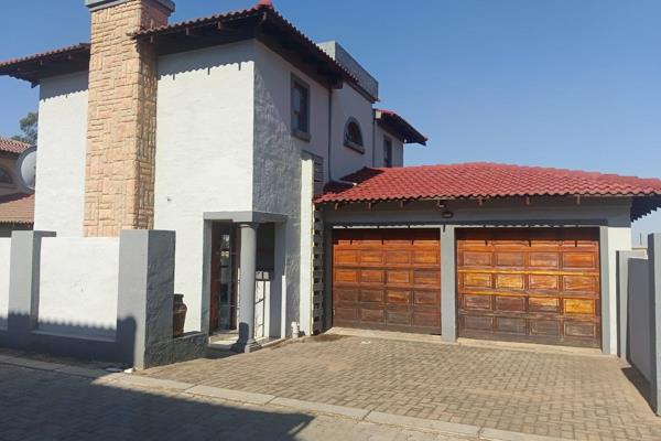 Exclusively presented by Lelanie at Aida, this modern and well-maintained 2-bedroom duplex house, nestled in the popular Jordaan Park ...