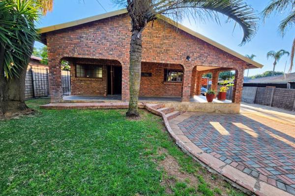 Discover the charm of dual living in the heart of Pretoria North with this captivating property that offers a blend of family comfort ...