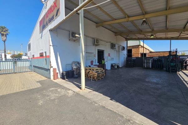 This spacious 330m&#178; unit features a small roller shutter door, providing convenient ...