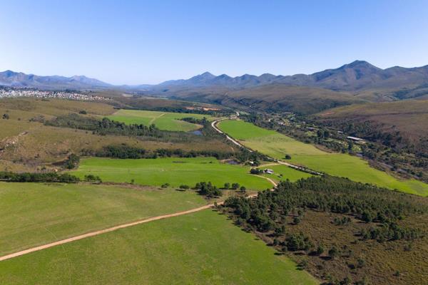 Situated just outside of Kareedouw, this beautiful farm is nestled amongst the Tsitsikamma mountains and is an ideal opportunity to ...