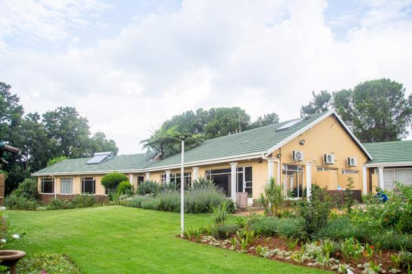 Introducing a stunning large guest house nestled in the serene Eikenhof on a spacious 2.14-hectare plot. The main house boasts six ...