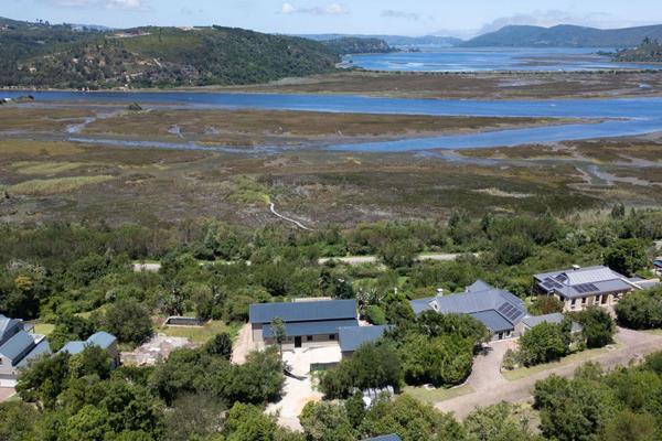 Westford Bridge Nature Reserve presents a newly available property with picturesque water views. The Knysna River and Lagoon provide a ...