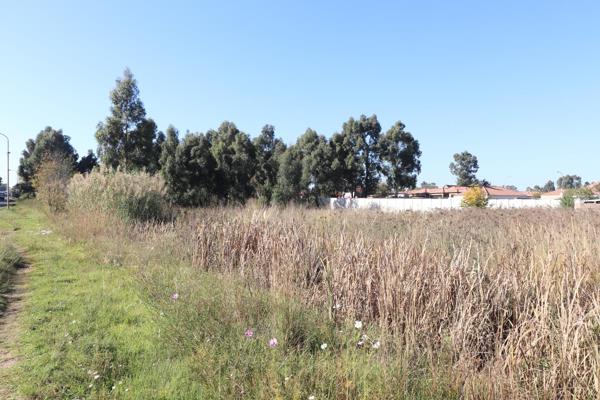 BUILD YOUR DREAM HOME IN KRUGERSRUS

Ideally located 958 square meter stand waiting to be developed.

Easy access to all amenities ...