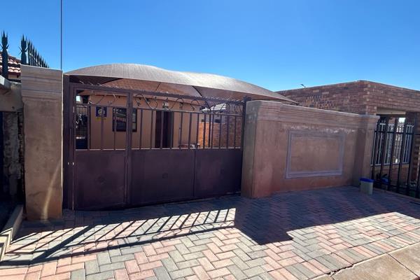 Property for sale in Clayville offering 2 tiled bedrooms with built in cupboards. 

Tiled bathroom with a bath, basin and toilet. ...