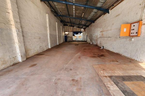 This 150sqm industrial unit is located in the heart of Tongaat, KwaZulu-Natal. The unit is situated in a secure industrial park and ...