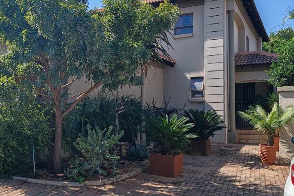 This beautiful home in Cliffendale Villas offers: 

3 Bedrooms
2 bathrooms
Double storey.
Double garage 
Open plan dining, lounge ...