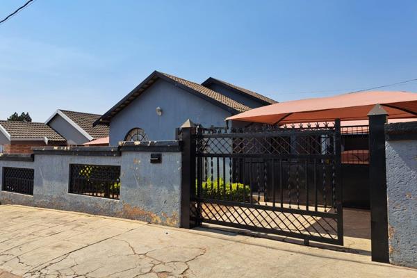 3 bedroom house for sale in mabopane sunvelly
The property consist of the following
3 bedroom
1 bathroom
Kitchen
Lounge

Single garage ...