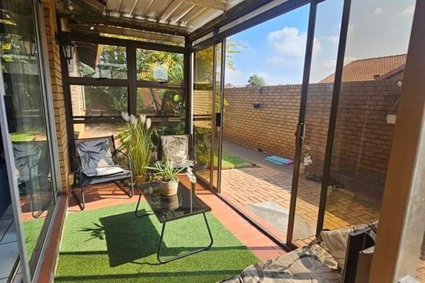 House for sale 
Del Judor. Witbank 

3 bedrooms 
2 bathrooms 
Kitchen 
Lounge 
Dining area 
Living area
Entrance hall 
Sun room/ ...