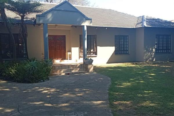 This 4 bedroom home with 2.5 bath room is centrally located in Alberton and offers all ...