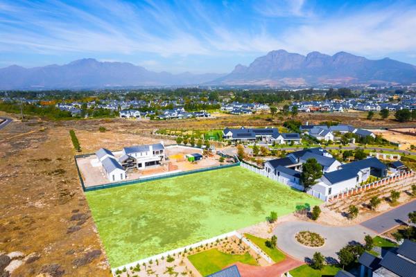 Exclusive Dual Mandate:

Welcome to your future oasis! This vacant stand nestled within the prestigious Val de Vie Estate presents an ...