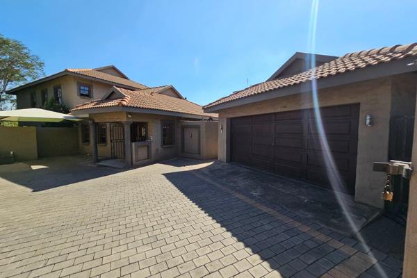 House for sale. Witbank x10
R2 150 000

3 bedrooms 
3 bathrooms 
Kitchen with scullery 
Upstairs Lounge 
TV Lounge 
Dining area 
Formal lounge 
Study/gym/play room 
Guest toilet 
Entrance hall 
2 Californian garages
2 enclosed garages 
Double carport 
Swimming pool ...