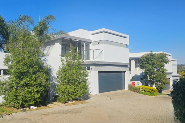 A beautiful contemporary home with an abundance of glass and light..
Double volume entrance hall.
Open plan lounge and dining rooms ...