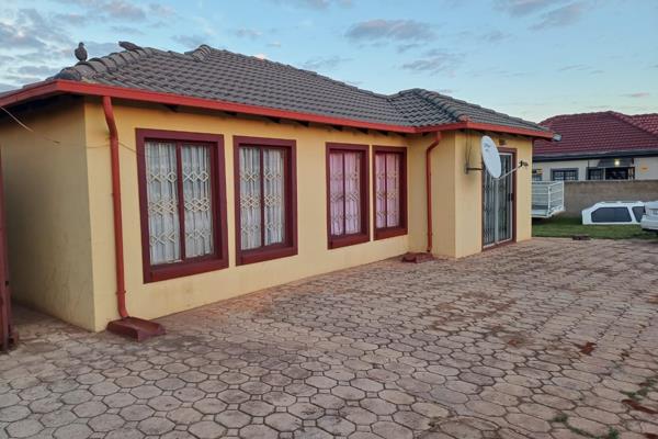  3 bedrooms, dining, 2 bathroom,open plan kitchen, big yard, neat garden