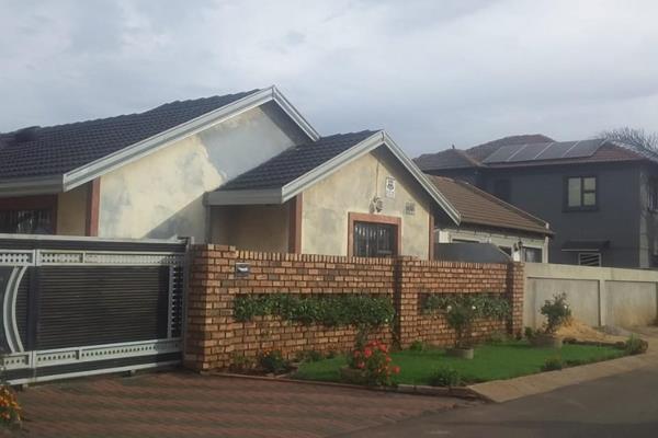  A spacious house for sale
This beautiful home features:
4 Bedrooms
Main with an ensuite
Bathroom
Sitting and lounge 
Kitchen
A garage

