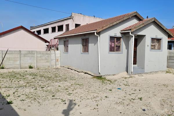 Litha Park: 2 beds, lounge,  kitchen,  bathroom and toilet, big plot to build flats,  well secured R850 000

