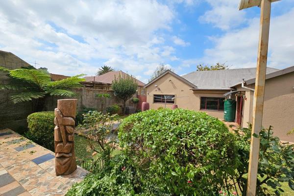Loads to offer...
4 bedroom house with fully maintained cottage.
Stunning entertainment area with pizza oven.
Gourmet kitchen with ...
