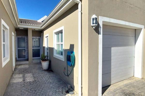 Our clients have modelled this stunning compact townhouse to be something wow.  This homely unit in the popular Oude Chardonnay is ...