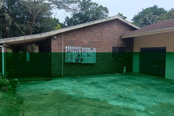 This  lovely three bedroom house,  in a sought after area of Uvongo.  It boasts three bedrooms with a separate one bedroom flatlet ...