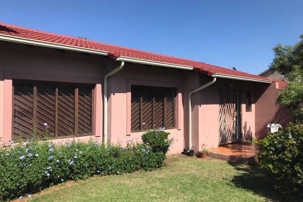 Discover Comfortable Living in Johannesburg South - Ground Floor Unit for Sale!

Welcome to your new home in a well-maintained complex ...