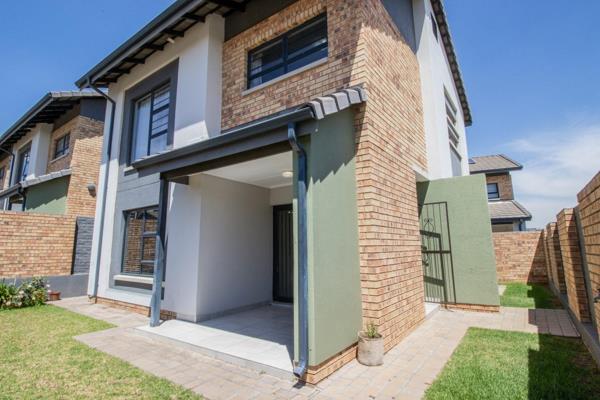 Situated in the sought-after neighbourhood of Amberfield City in Centurion, this stunning 3-bedroom, 2.5-bathroom townhouse offers ...