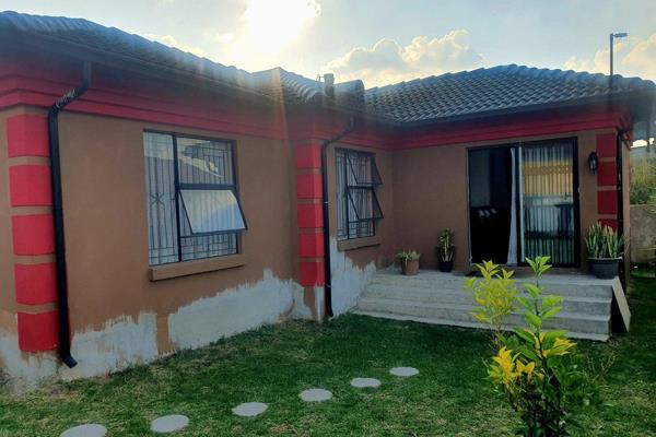 A beautiful Home in OLievenhoutbosh Mandates by Seeff with 3 Bedrooms 2 bathrooms and the main Rooms has insuit with shower, The house ...