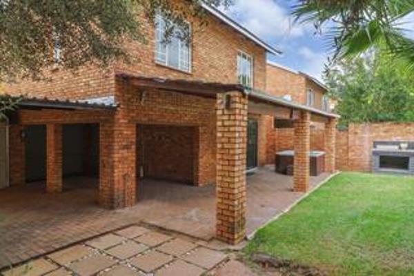 Welcome to this immaculate townhouse located in the desirable Sundowner area of Randburg. This beautiful property offers a perfect ...