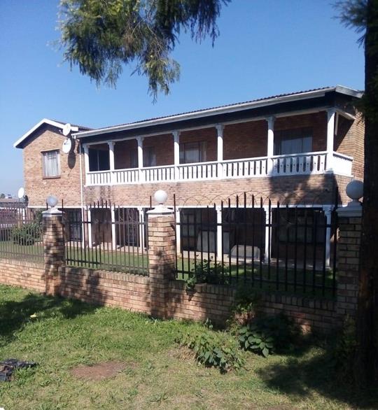 8 Bedroom House for sale in Mountain Rise - P24-114322536