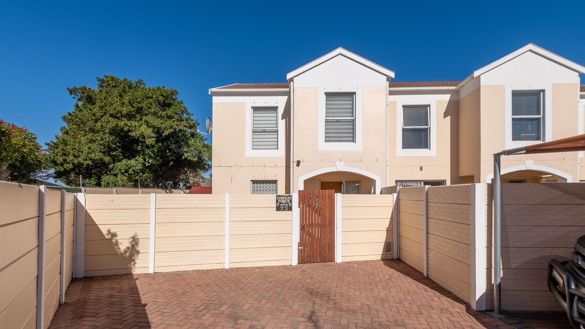 3 Bedroom Townhouse for sale in Plumstead 22 Bramblewood Close P24