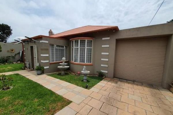Welcome to this well loved, modern, fully renovated 3 bedroom, 2 bathroom family home.

The home offers full invertor system with ...