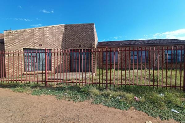 This house is situated near the main road in Peter Swartz just a stone throw away from Bloemside and Grassland.  It comprises a big ...