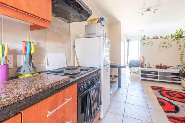 Cozy bachelor apartment in Northern Paarl with beautiful views.  The unit offers ...