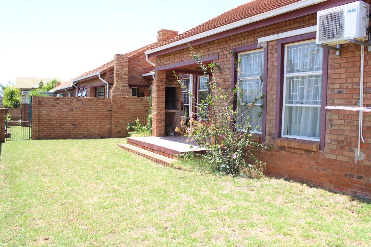 2 Bedroom Townhouse for sale in Amberfield Crest Estate - P24-114341641