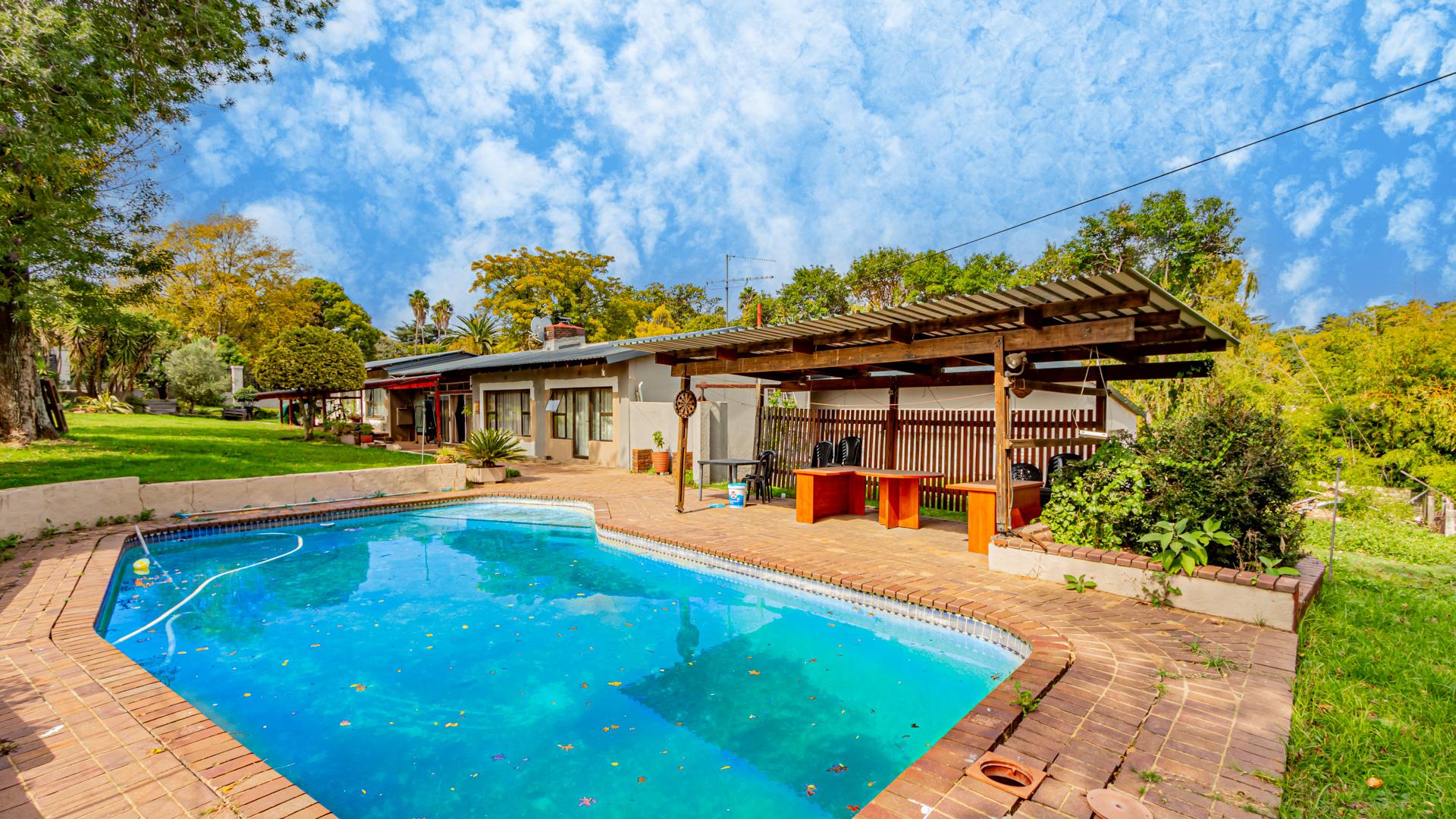 3 Bedroom House for sale in Lombardy East P24114253164