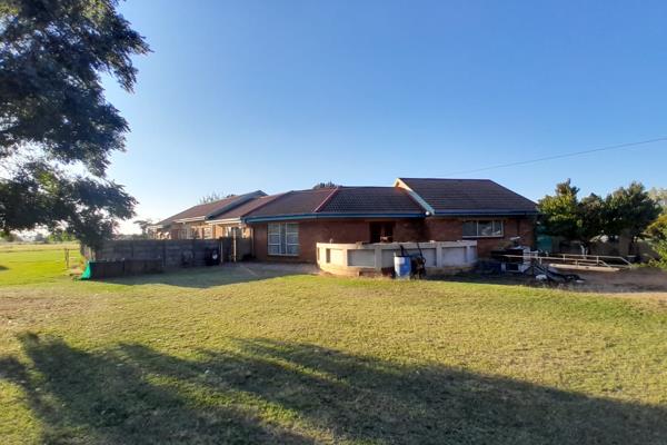 Spacious 4 Bedroom house situated on a beautiful Agricultural Holding stand with 2 bathrooms, 2 entertainment/living areas and dining ...