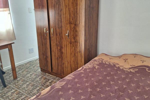 This unit is ideal for a single person or couple. No children allowed.  Walking distance to public transport and Parow Shopping Center ...