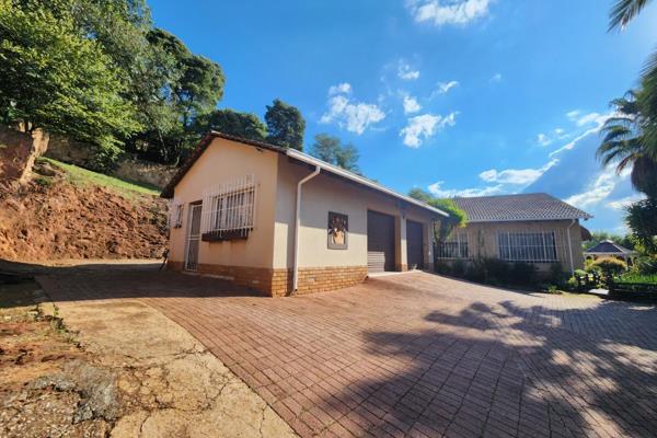 This house offers the following:
Kitchen with built in cupboards and eye level ...