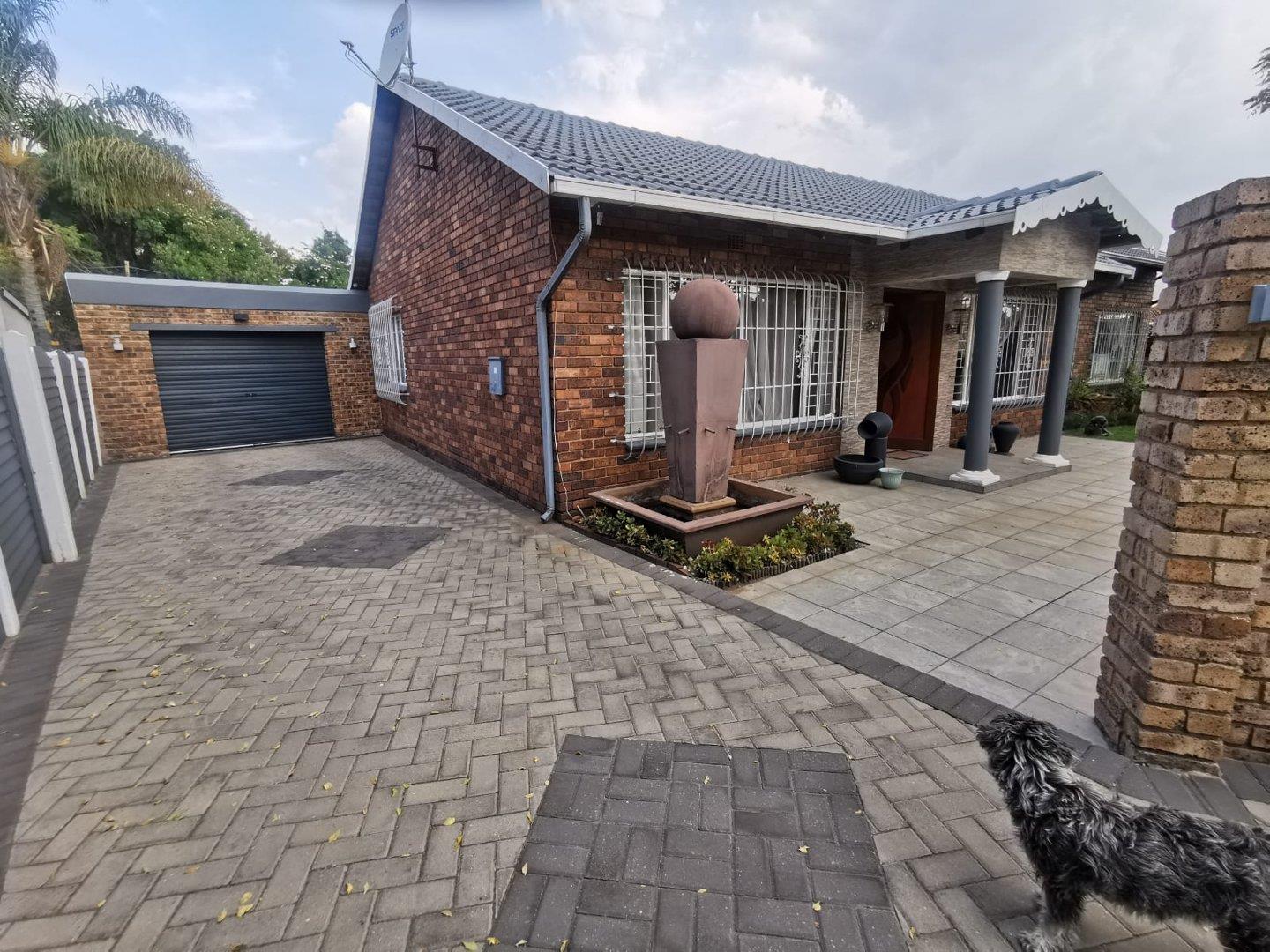 4 Bedroom House for sale in Farrarmere P24114346559