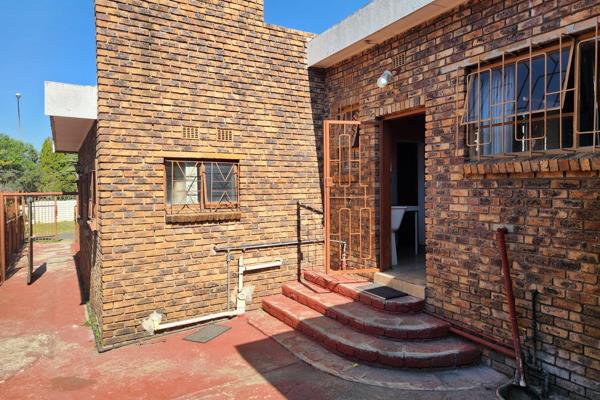 Thid amazing property recently entered the property market. with a mere 600 m to the vut makes this the property to invest in. Fully ...