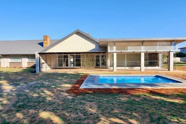 This property in Lichtenburg offers an unparalleled opportunity with its expansive yard spanning an impressive 7200 square meters ...