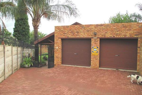 3 Bedrooms / 2 Bathrooms / Lounge / Tv room / 2 Garages / Garden