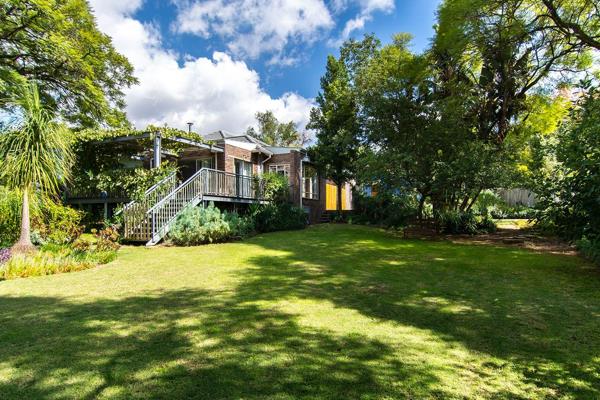 With its clean lines and modern feel, this gorgeous home with a large cottage is set in an expansive, secluded garden, offering a blend ...