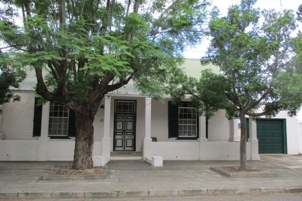 Beautifully restored Karoo Home with original Yellow Wood and Oregon Pine features.  Spacious rooms, high ceilings and lovely ...