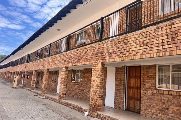 1 bedroom apartment for sale in complex
This unit consists of an ipenplan living area and kitchen 
1 bedroom and bathroom
A carport and ...