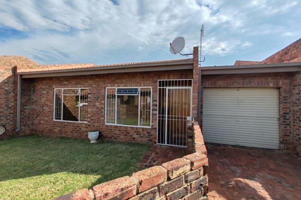 Fantastic Sectional Title Townhouse in Secure Complex

This gem features:
- Spacious tiled living area &amp; open-plan kitchen with ...